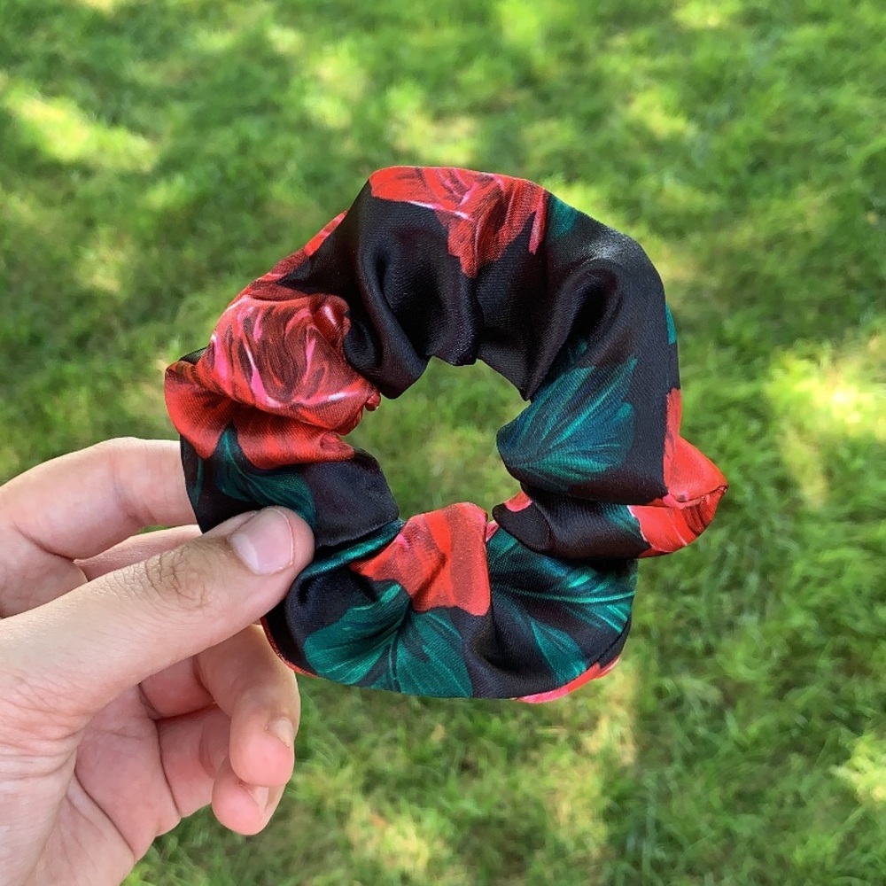 Feelin’ Rose-y Good Scrunchie 🌹